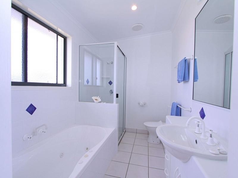 8 Sea Esplanade, Elliott Heads QLD 4670