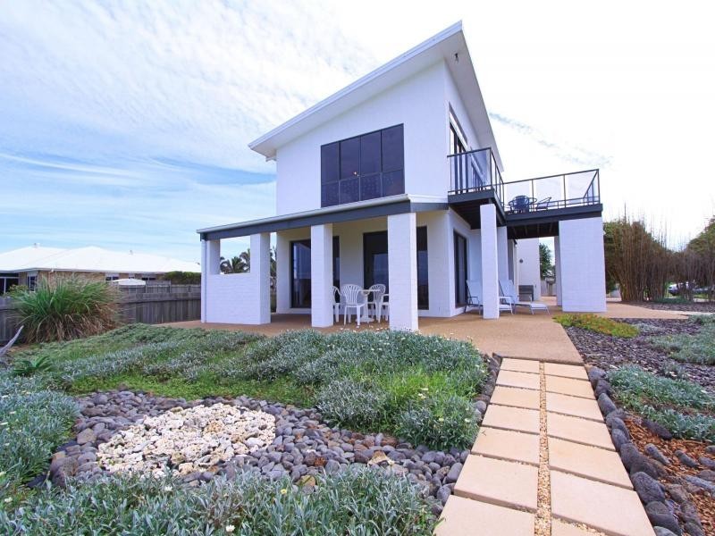 8 Sea Esplanade, Elliott Heads QLD 4670