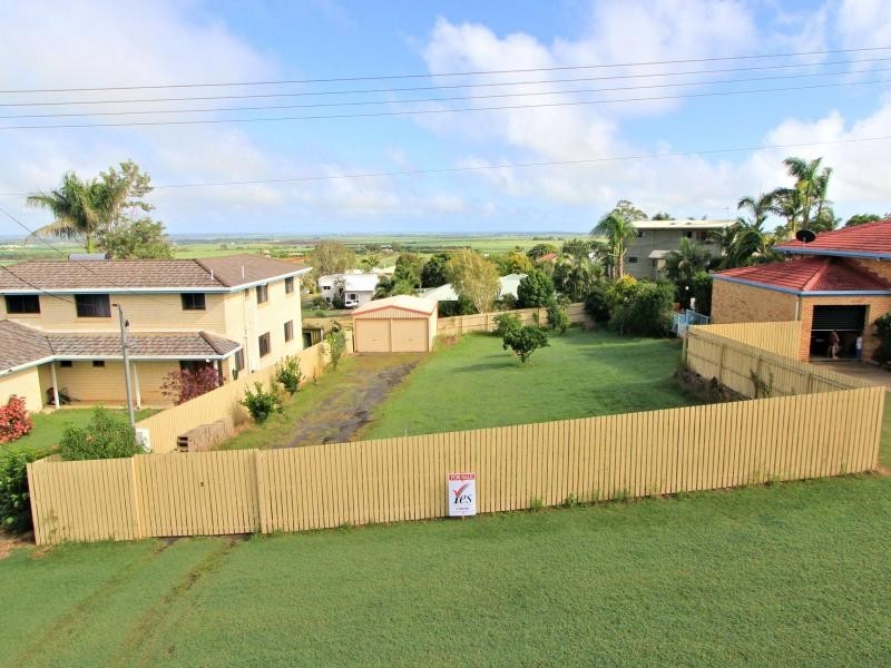12 Hilltop Avenue, Qunaba QLD 4670