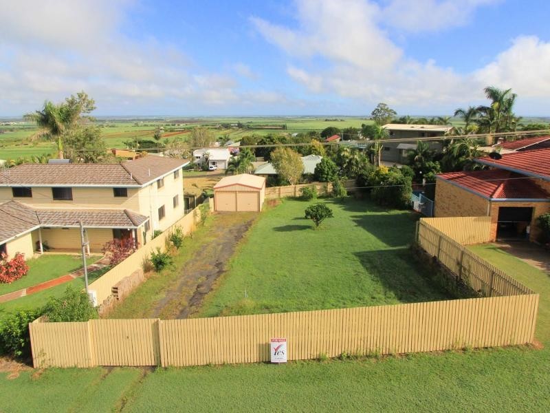 12 Hilltop Avenue, Qunaba QLD 4670