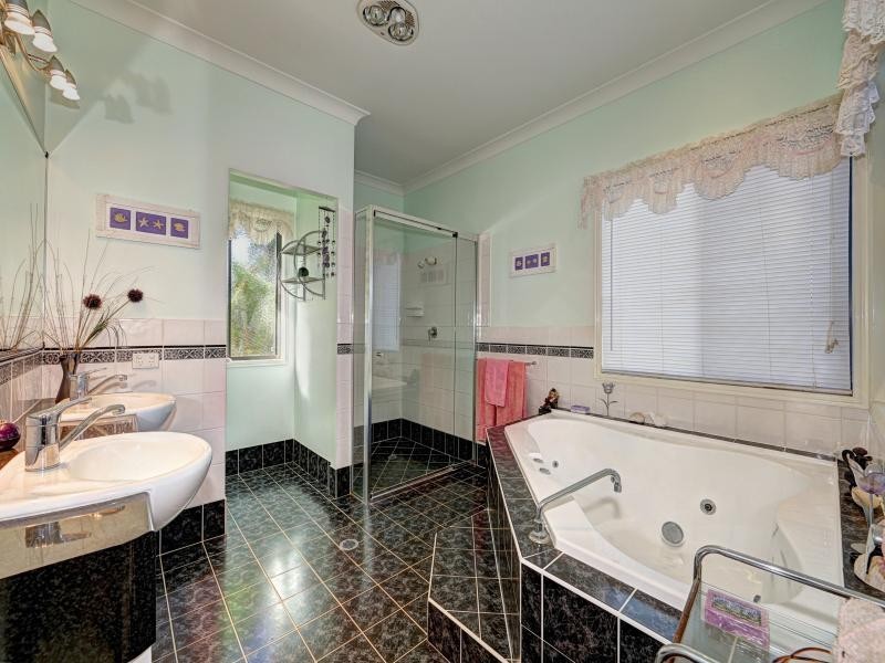 5 Robert John Circuit, Coral Cove QLD 4670