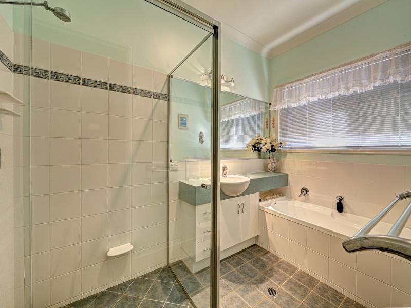 5 Robert John Circuit, Coral Cove QLD 4670