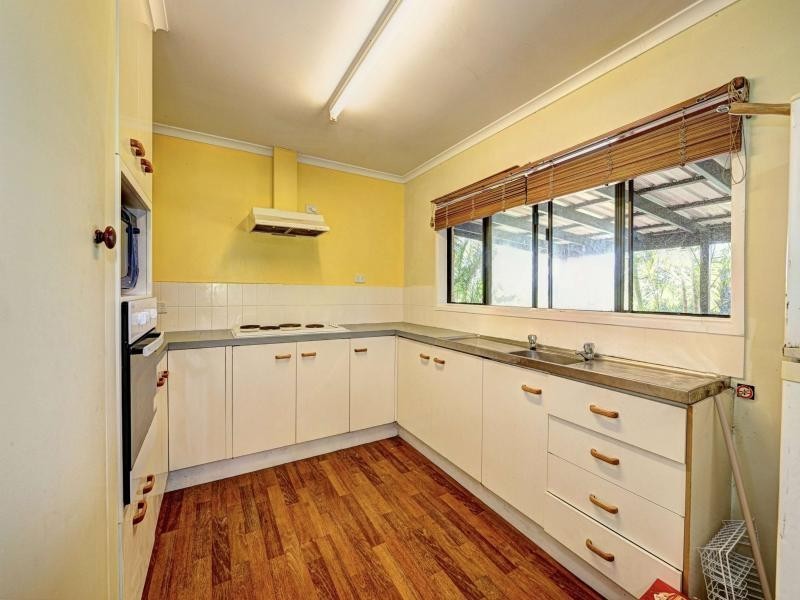 8 Bisdee Street, Coral Cove QLD 4670