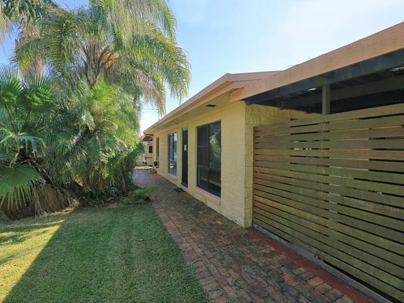 8 Bisdee Street, Coral Cove QLD 4670