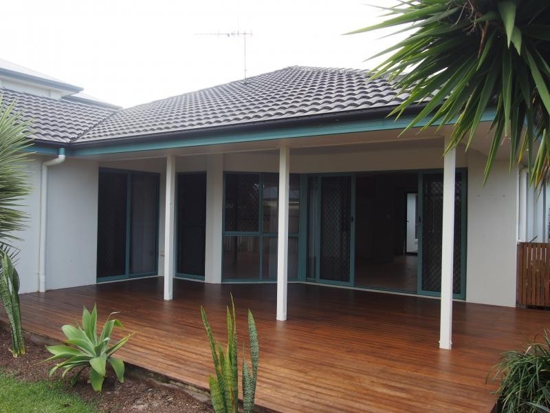 18 Robert John Circuit, Coral Cove QLD 4670
