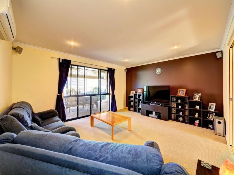 9 Topper Drive, Coral Cove QLD 4670