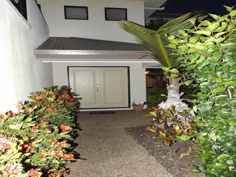 1/5  Robert John Circuit, Coral Cove QLD 4670