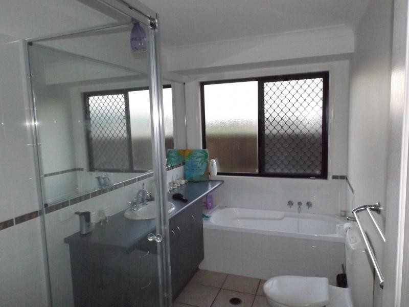 1/5  Robert John Circuit, Coral Cove QLD 4670