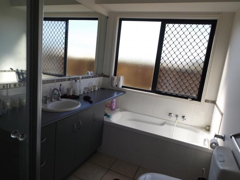 1/5  Robert John Circuit, Coral Cove QLD 4670