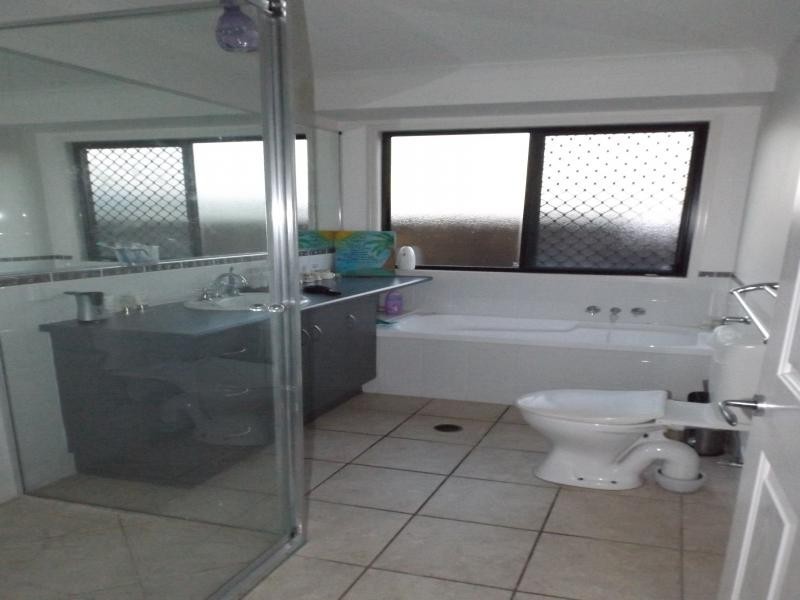 1/5  Robert John Circuit, Coral Cove QLD 4670