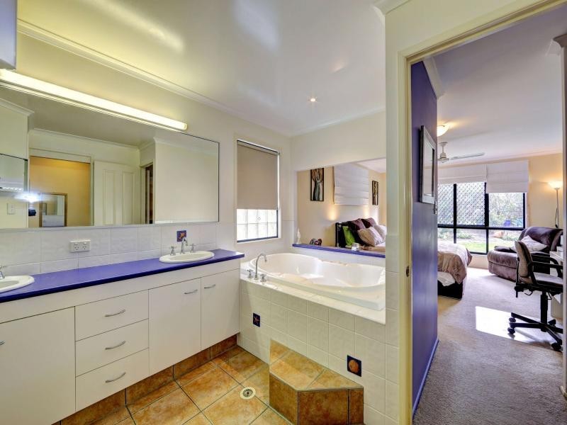 24 Chantelle Circuit, Coral Cove QLD 4670