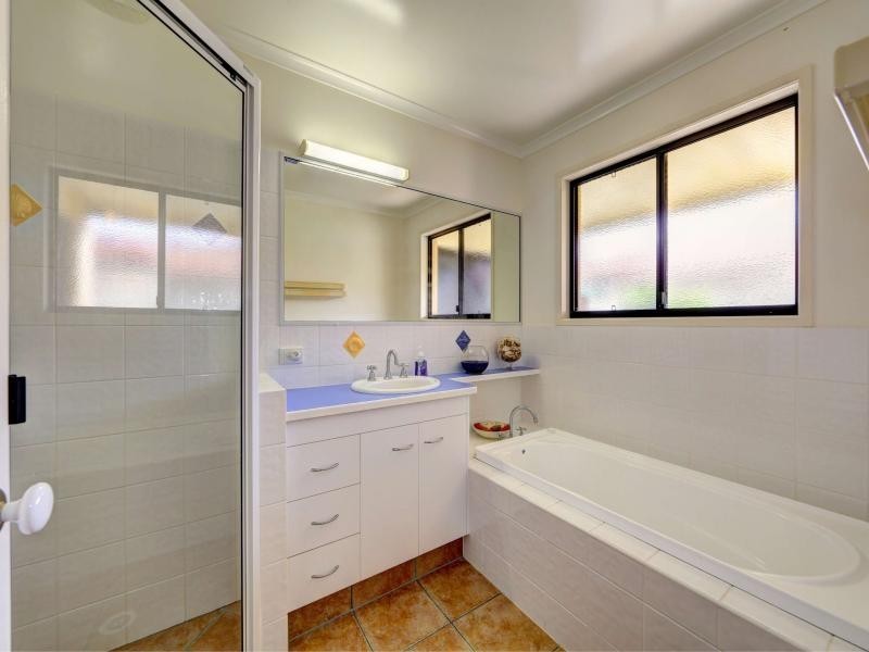 24 Chantelle Circuit, Coral Cove QLD 4670