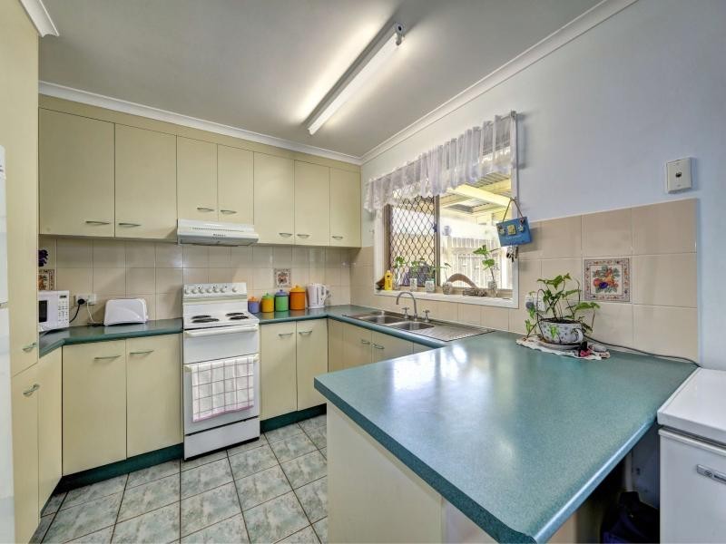 18 Moore Street, Elliott Heads QLD 4670