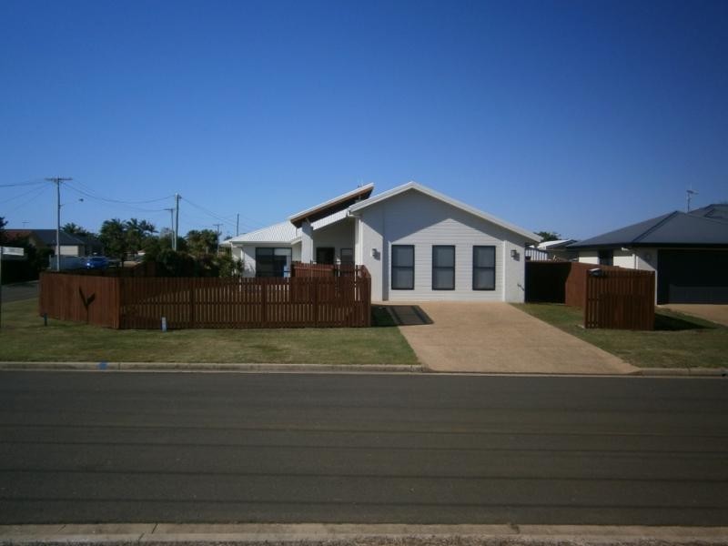 5 Cove Street, Burnett Heads QLD 4670
