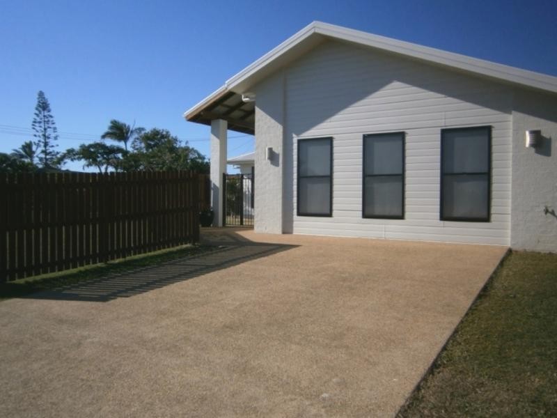 5 Cove Street, Burnett Heads QLD 4670