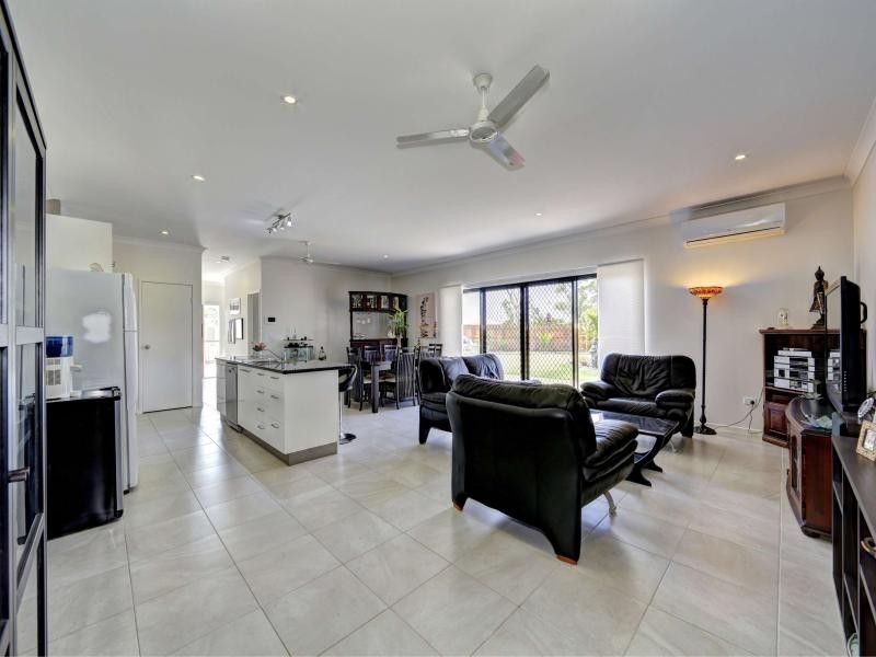 9 Betty Close, Coral Cove QLD 4670