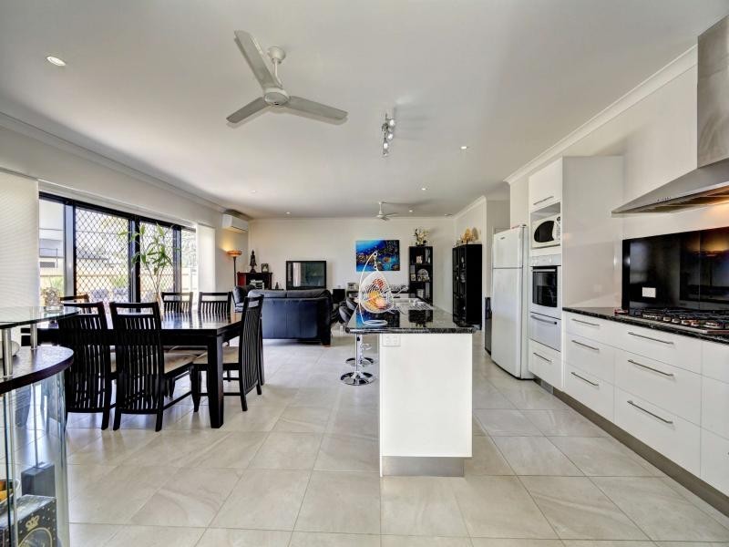 9 Betty Close, Coral Cove QLD 4670