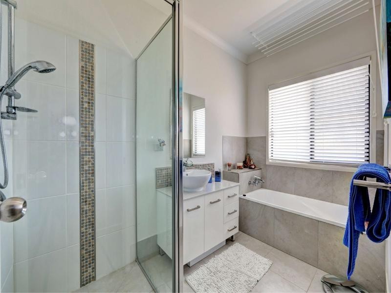 9 Betty Close, Coral Cove QLD 4670