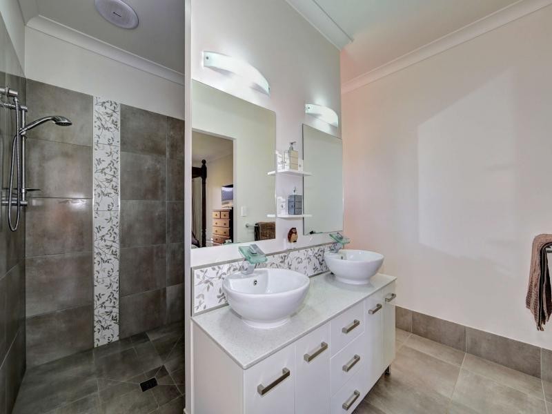 9 Betty Close, Coral Cove QLD 4670