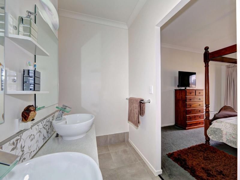 9 Betty Close, Coral Cove QLD 4670