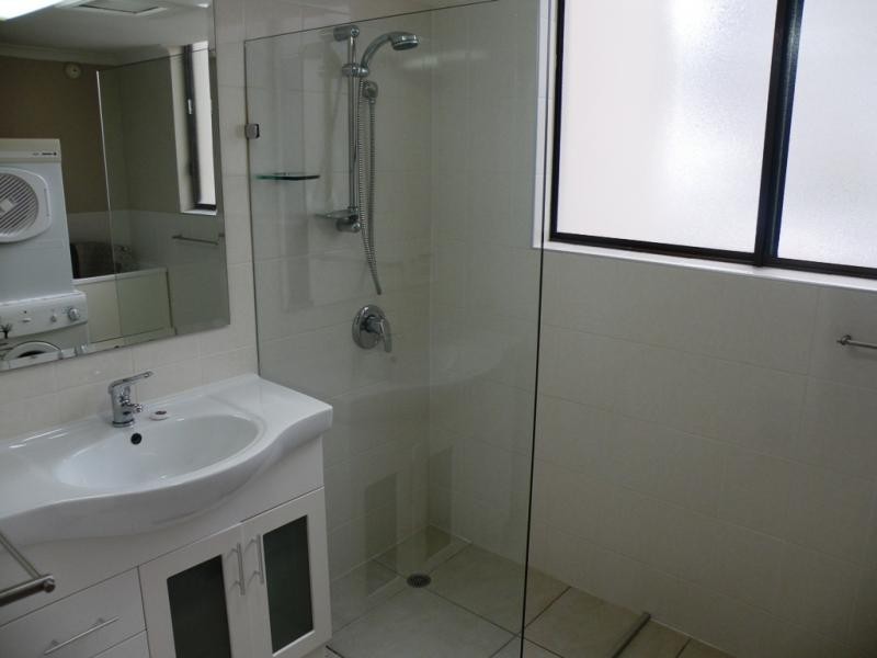 1/12 Queensland Ave, Broadbeach QLD 4218