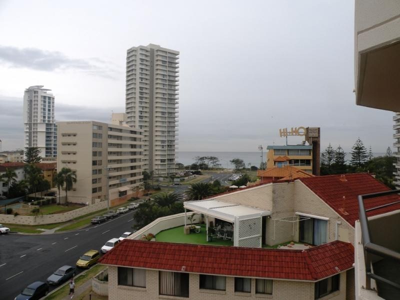 1/12 Queensland Ave, Broadbeach QLD 4218