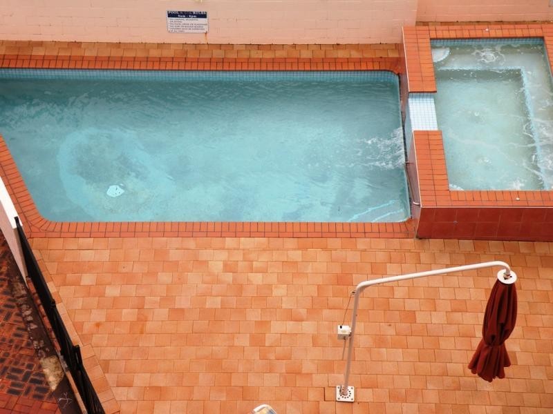 1/12 Queensland Ave, Broadbeach QLD 4218