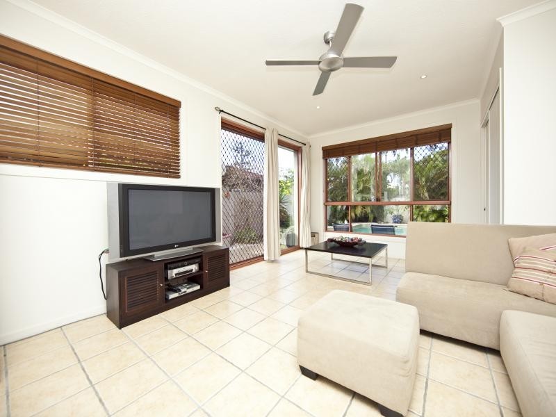 33 Rapallo Avenue, Isle Of Capri QLD 4217