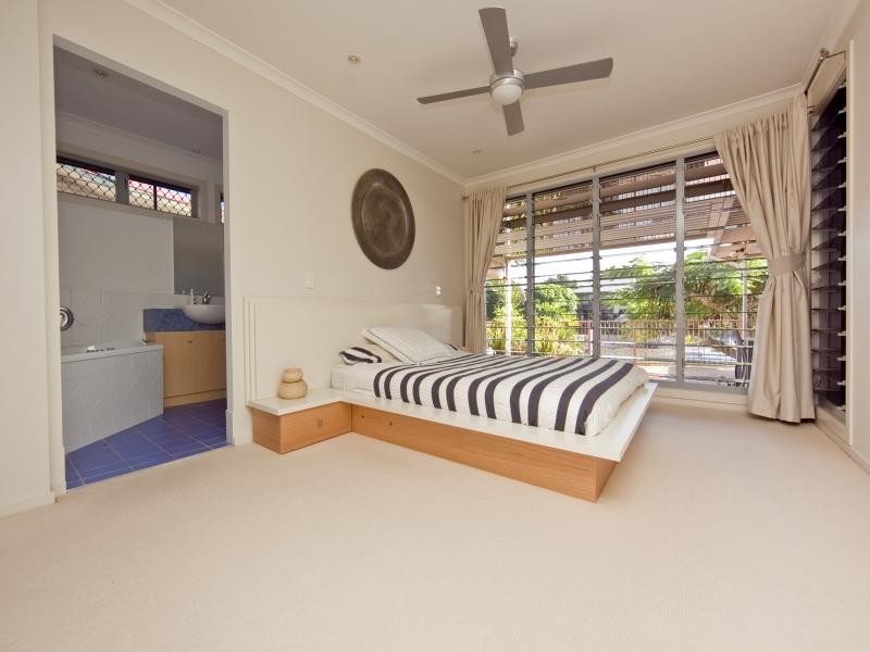 33 Rapallo Avenue, Isle Of Capri QLD 4217