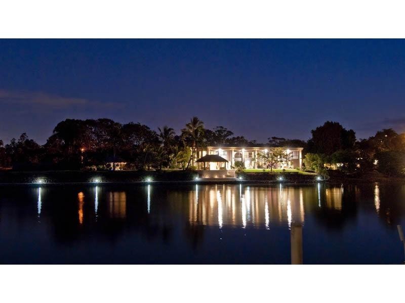 171 Monaco Street, Broadbeach Waters QLD 4218