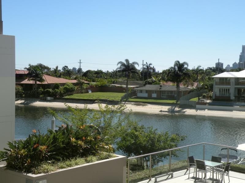 1108/33 T E Peters Drive, Broadbeach QLD 4218