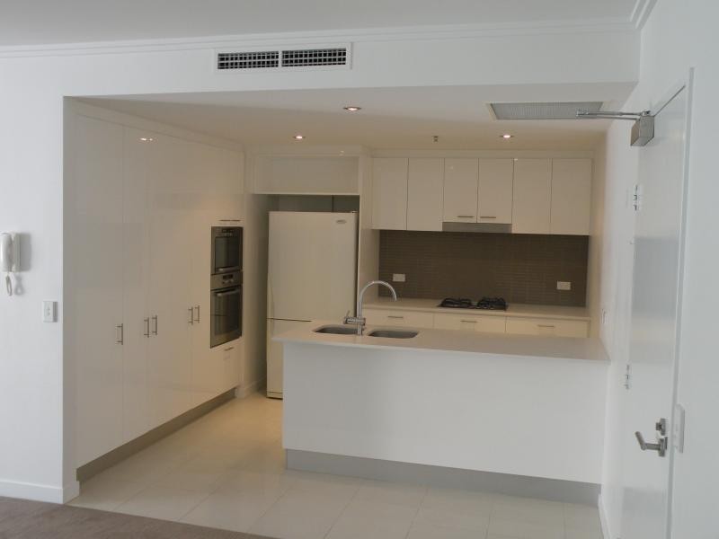 1108/33 T E Peters Drive, Broadbeach QLD 4218