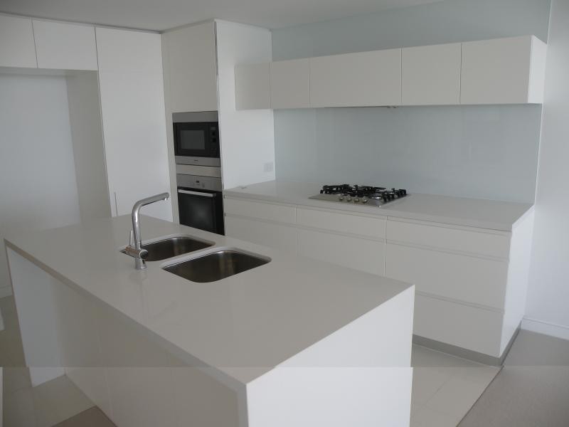 22001/1 Charles Ave, Broadbeach QLD 4218