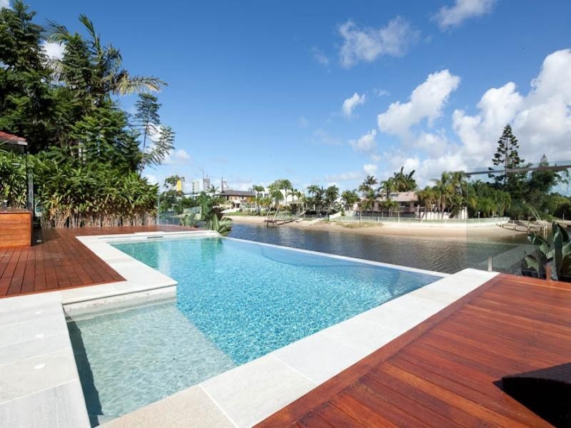 6 Meredith Drive, Broadbeach Waters QLD 4218
