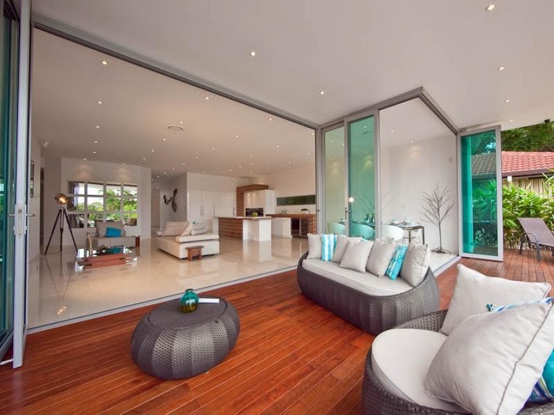 6 Meredith Drive, Broadbeach Waters QLD 4218