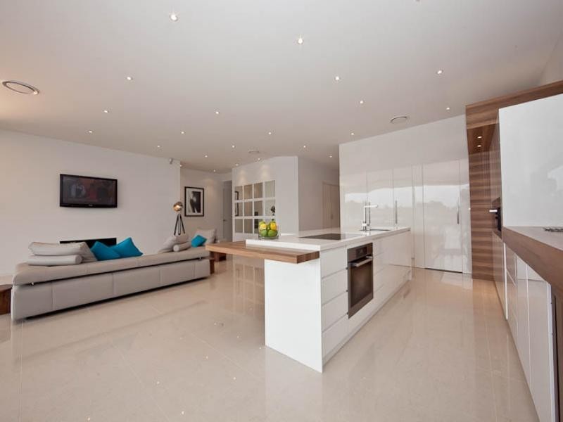 6 Meredith Drive, Broadbeach Waters QLD 4218