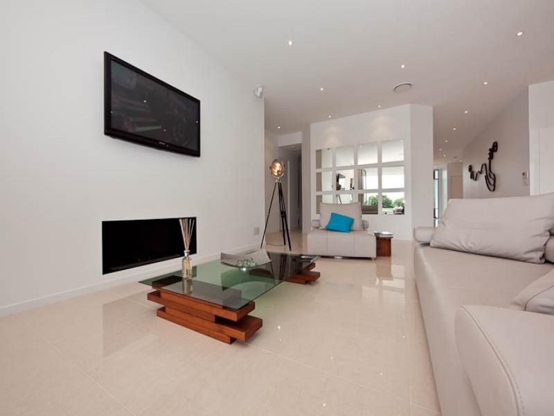 6 Meredith Drive, Broadbeach Waters QLD 4218