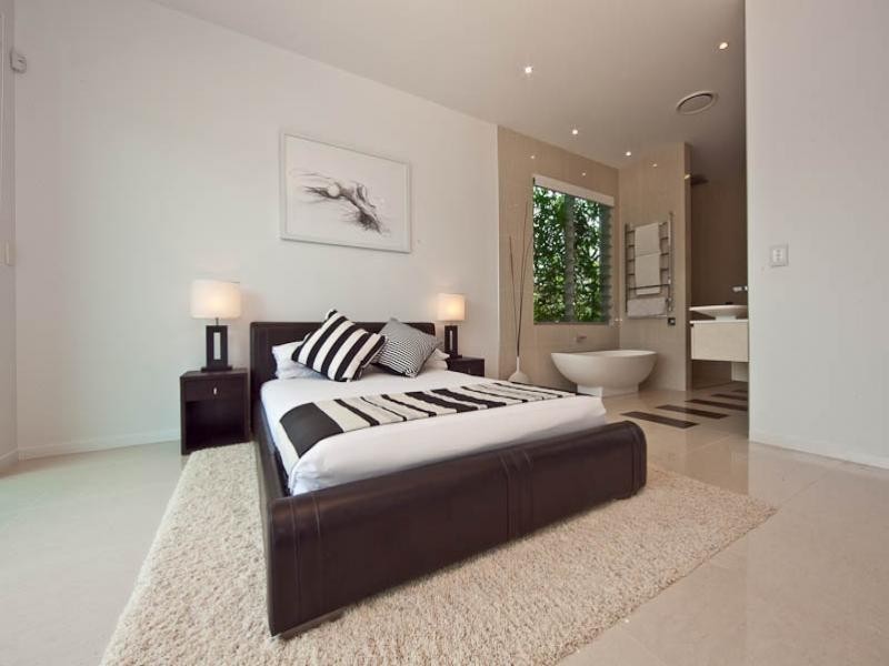 6 Meredith Drive, Broadbeach Waters QLD 4218