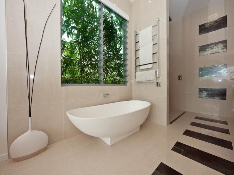 6 Meredith Drive, Broadbeach Waters QLD 4218