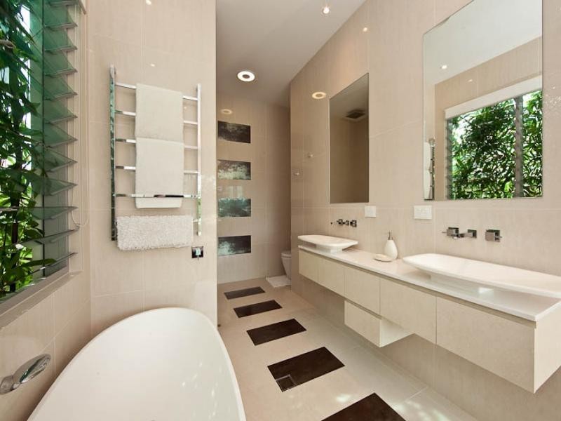 6 Meredith Drive, Broadbeach Waters QLD 4218
