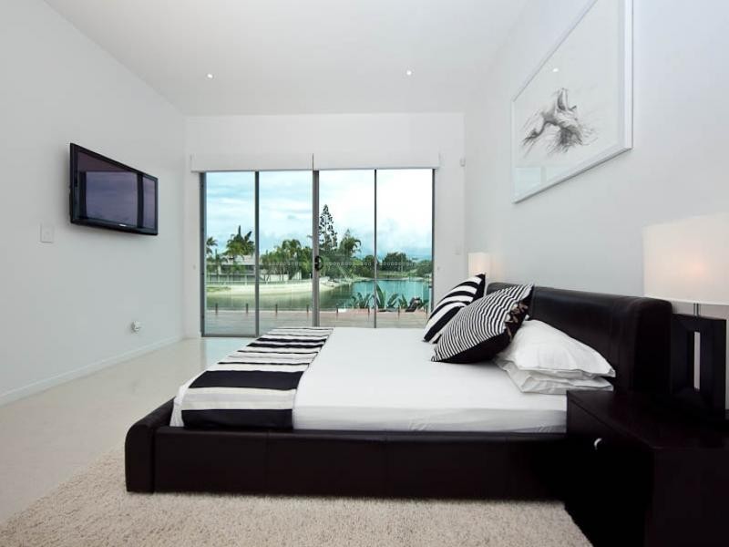 6 Meredith Drive, Broadbeach Waters QLD 4218