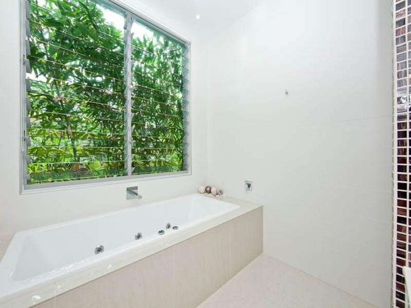 6 Meredith Drive, Broadbeach Waters QLD 4218