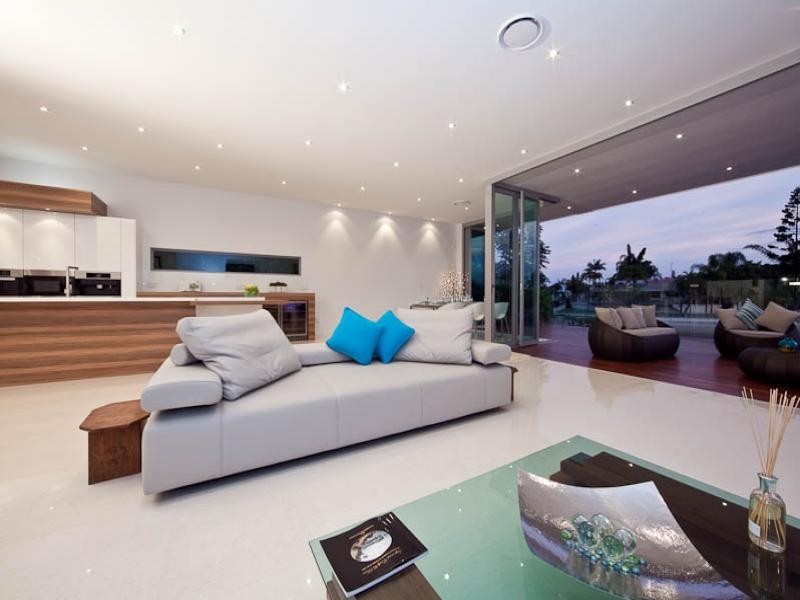 6 Meredith Drive, Broadbeach Waters QLD 4218