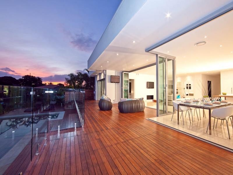 6 Meredith Drive, Broadbeach Waters QLD 4218