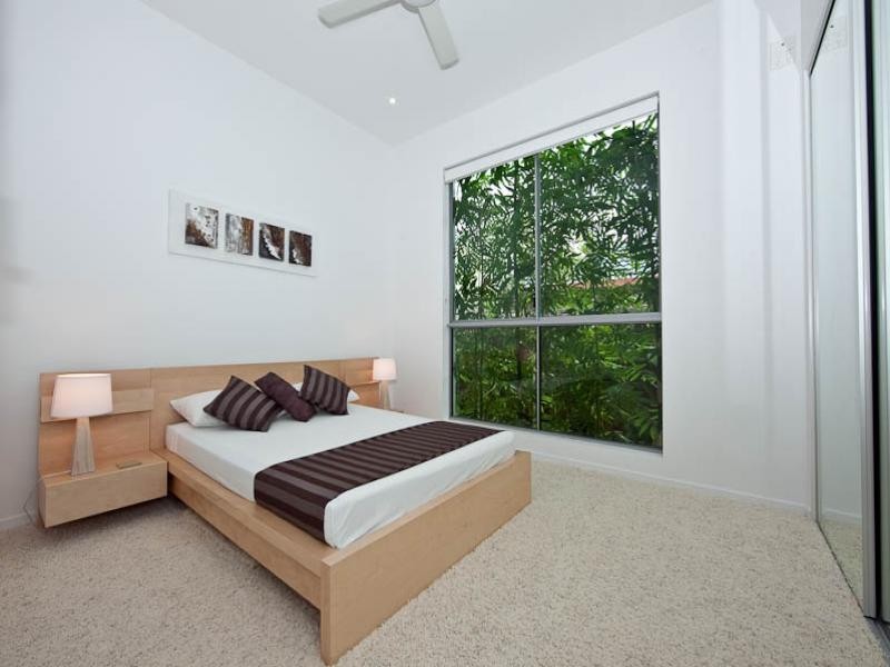 6 Meredith Drive, Broadbeach Waters QLD 4218