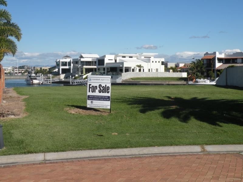 70 Royal Albert Crecent, Sovereign Islands QLD 4216