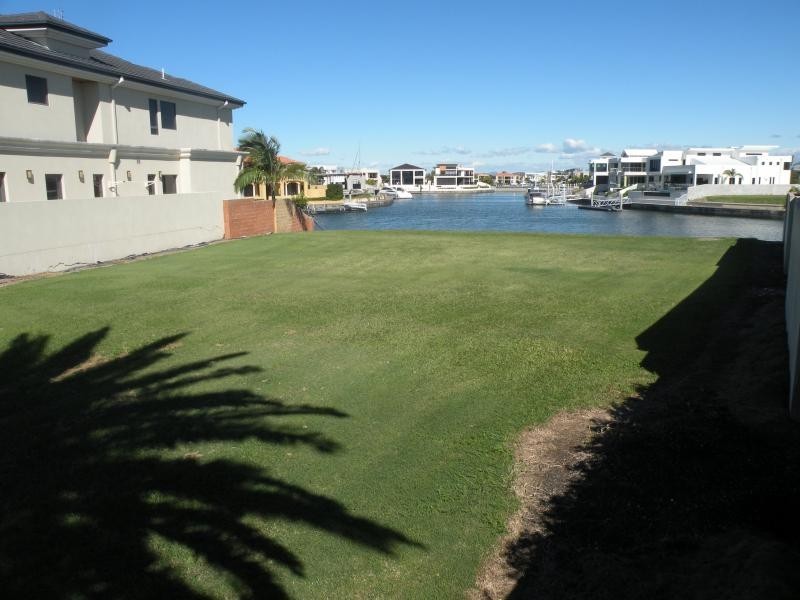 70 Royal Albert Crecent, Sovereign Islands QLD 4216