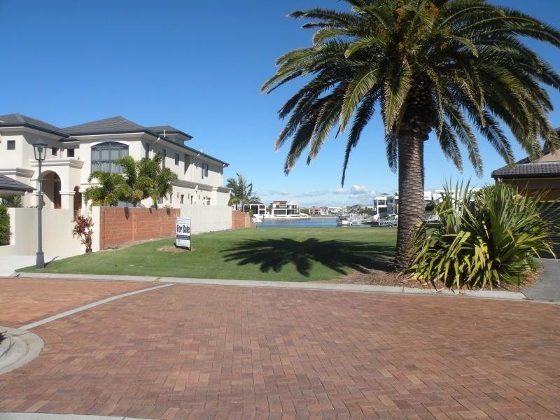 70 Royal Albert Crecent, Sovereign Islands QLD 4216