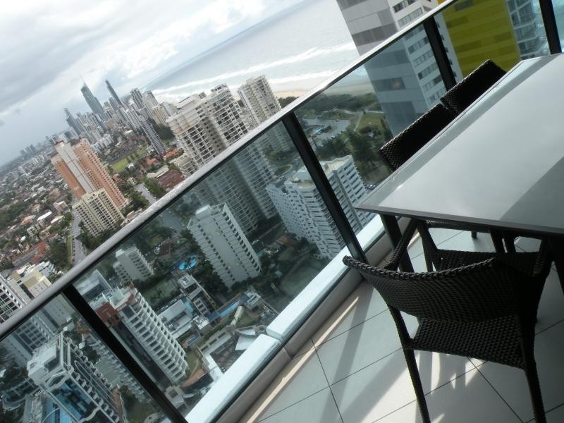 3901/ ORACLE Charles Ave, Broadbeach QLD 4218