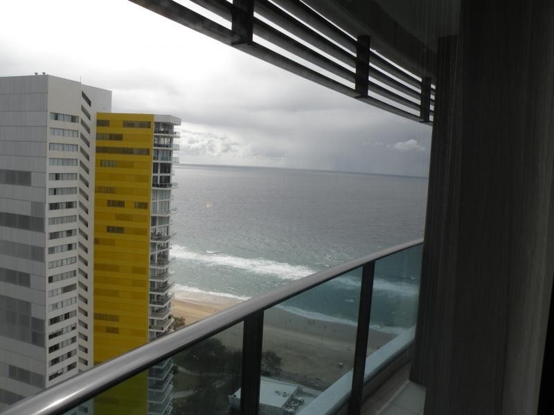 3901/ ORACLE Charles Ave, Broadbeach QLD 4218